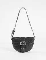 Bandolera negra con efecto croco y hebilla metálica frontal.