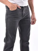 Jean azul oscuro de corte recto, con bolsillos delanteros y traseros.