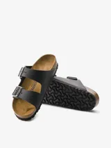 Sandalias Birkenstock Arizona negras de cuero nobuck engrasado, con dos correas ajustables con hebillas metálicas plateadas y plantilla anatómica de corcho y látex cubierta de ante.