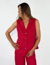 Chaleco rojo de lino sin mangas, con escote en V y cierre frontal de botones.