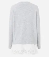 Suéter de punto color gris con escote en V y mangas largas. Presenta un diseño alargado con un detalle de encaje blanco en el ruedo inferior.