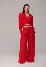 Pantalón wide-leg de organza en color rojo, con transparencia sutil y short interno incorporado. Presenta un diseño de tiro alto con lazo ajustable en la cintura y caída fluida.