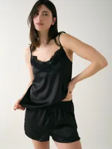 Short para dormir de satén rosado con cintura elastizada y botones decorativos en la parte frontal.