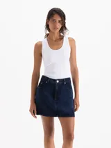 Minifalda de tiro medio confeccionada en tencel puro color azul oscuro, con diseño de recortes que delinean la figura, bolsillos delanteros y sutil desgaste en las costuras.