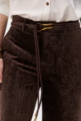 Pantalón de terciopelo color marrón con corte palazzo.