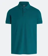 Remera polo de corte comfort, confeccionada en algodón peruano de alta calidad. Presenta cuello clásico con tapeta de botones y mangas cortas. Diseño liso y texturizado, ideal para un look casual y fresco.