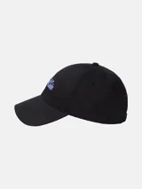 Gorra de sarga de algodón color negro, con visera curva y logo de Calvin Klein bordado en la parte frontal en tono azul claro. Cuenta con cierre metálico ajustable en la parte posterior.