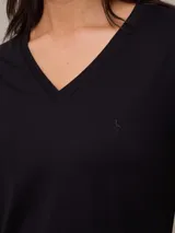 Remera blanca de algodón con cuello en V y logo bordado en el pecho.