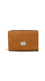 Billetera corta de símil cuero color beige, con cierre a presión y placa metálica decorativa. Cuenta con múltiples compartimentos internos para tarjetas, visor y billetes, además de un compartimento posterior con cierre.