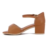 Sandalia de taco cuadrado Comfortflex color camel, con tira ancha frontal perforada, pulsera al tobillo con hebilla ajustable y detalle de aplique metálico dorado.