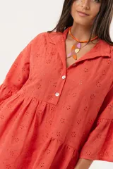 Vestido corto color coral con cuello mao, botones hasta la cintura y mangas con volados.