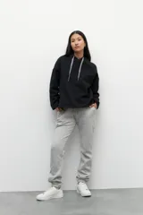 Babucha deportiva de algodón con elástico en la cintura, cordones ajustables y dos bolsillos laterales. Cuenta con interior de felpa.