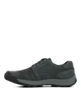 Zapatos casuales tipo zapatilla de cuero color azul marino, con cordones al tono, costuras reforzadas y suela de caucho gris con diseño antideslizante.