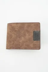 Billetera de hombre color marrón con acabado texturizado y costuras blancas en contraste. Presenta un diseño bifold con un detalle rectangular en color negro en el frente.