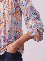 Blusa de gasa estampada marca Zac & Rachel. Tiene cuello a la base fruncido con escote en V, mangas largas con aplique calado y puño elastizado.