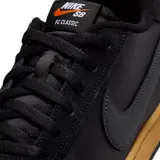 Championes Nike SB modelo FC Classic, color negro con suela de goma color tostado. Presentan una mezcla de texturas con detalles en cuero y gamuza, swoosh lateral tono sobre tono y etiqueta con logo en la lengüeta.