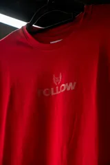 Remera oversize roja de algodón elastizado con logo estampado en el pecho.