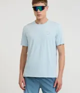 Remera deportiva masculina de manga corta y cuello redondo, confeccionada con tecnología Dry, que facilita la evaporación del sudor. Presenta un pequeño logo circular en el pecho.