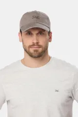 Gorro de lona color gris con visera y logo bordado en el frente.