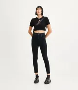Pantalón skinny de jean negro, de cintura alta, con bolsillos y trabillas para cinturón.