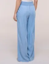Pantalón palazzo de lyocell color celeste, de tiro alto con cintura fruncida elástica y bolsillos laterales.