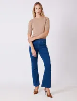 Jegging de algodón, poliéster y elastano, color azul oscuro, con tiro alto y corte bootcut. Presenta bolsillos traseros aplicados y bolsillos delanteros simulados.