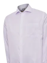 Camisa de manga larga RKF modelo Wf Pc, color lila con rayas verticales blancas. Cuenta con cuello italiano, cierre frontal con botones, bolsillo en el pecho con logo bordado y calce regular.