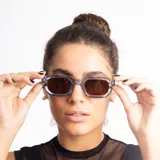 Lentes de sol con armazón de acetato en estampado carey y cristales oscuros con protección UV400.