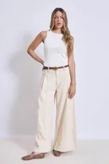 Blusa sin mangas de punto, con cuello redondo y ajuste al cuerpo.