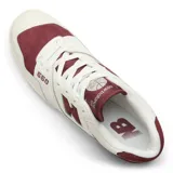 Championes urbanos New Balance modelo 550, color blanco y bordó, confeccionados en cuero, con logo "550" en el lateral y logo "N" característico en los laterales.