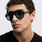 Lentes de sol estilo aviador con montura de acetato negro y doble puente. Presentan lentes polarizadas en color azul con protección UV400.