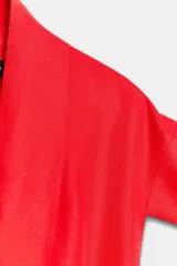 Vestido midi rojo de la colección ZW de Zara, confeccionado en hilatura con lino. Cuenta con escote en pico, manga corta, bolsillos laterales ocultos en la costura, falda de corte evasé y cierre frontal con cinturón ajustable del mismo tejido.