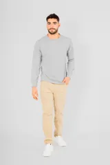 Buzo de manga larga color gris claro, con cuello redondo y detalle de costura en forma de V en la parte delantera del cuello. Presenta textura tipo waffle o panal de abeja.