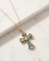 Collar de cadena fina con baño de oro y dije de cruz con incrustaciones de piedra abulón y borde decorado con circonias.