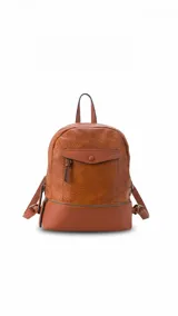 Mochila de diseño clásico en color suela, confeccionada en símil cuero con textura granulada. Presenta un bolsillo frontal con solapa y cierre, compartimento principal con cierre superior, asa de mano y correas regulables para la espalda.