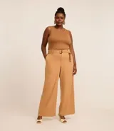 Musculosa plus size color tostado, confeccionada en malla rib de viscosa, con cuello redondo y textura acanalada.