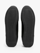 Zapatillas Tommy Hilfiger de cuero sintético negro, con logo en el lateral y suela de goma.