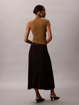 Falda midi plisada de crepé color negro, sin cierres y con cinturilla elástica distintiva con el logo de Calvin Klein.