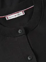 Cardigan de punto Tommy Hilfiger color negro, con cuello redondo, cierre frontal con botones dorados y logo de la marca bordado en el pecho.