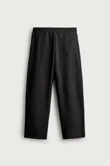 Pantalón jogger de corte relajado y pernera ancha, confeccionado en tejido de algodón con interior perchado. Cuenta con cintura elástica ajustable mediante cordón interior, bolsillos laterales y un bolsillo trasero de plastrón.