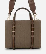 Cartera tipo satchel de tamaño mediano, confeccionada en sarga color marrón con detalles en cuero sintético. Presenta una estructura rectangular, cierre superior con cremallera, asas cortas fijas y una correa larga ajustable. Incluye correas decorativas verticales con hebillas metálicas en el frente.