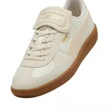 Championes Puma modelo Palermo, con diseño de perfil bajo en color negro con detalles en blanco y suela de goma color caramelo. Presentan el logo de la marca en dorado en el lateral y una lengüeta distintiva.