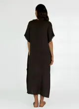 Vestido midi de lino en color beige, con diseño holgado, cuello redondo y detalles de costuras con terminaciones desflecadas en el frente y las mangas.
