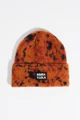 Gorro tipo beanie de punto con textura peluda y estampado animal print de lince en tonos naranja y negro. Presenta un parche frontal con el logo de la marca.