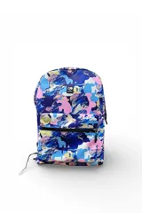 Mochila Ecko de diseño estampado con un patrón multicolor que combina tonos de azul, rosado, amarillo y blanco. Cuenta con un compartimento principal con cierre y un bolsillo delantero con cierre horizontal, además de un parche con el logo de la marca en la parte superior frontal.