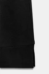 Pantalón largo color bordó, confeccionado en crepe fluido, con tiro alto, cintura elástica y diseño de pierna ancha.