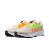 Championes de running Nike Air Zoom Pegasus 40, color beige con detalles en verde neón y naranja.