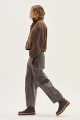 Bota de caña media confeccionada en cuero vacuno, con cierre lateral y suela de goma con detalle de vira en contraste.