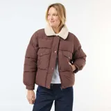 Campera acolchada corta color marrón con cuello de borreguito color crema. Presenta cierre frontal con botones a presión y bolsillos con solapa en el pecho.