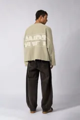 Buzo oversize de algodón rústico de alto gramaje, color beige, con diseño boxy, bordes con terminación cruda y estampa frontal con el texto VCP.